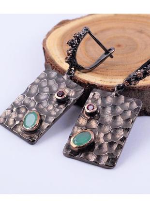 Сережки-підвіски з ребрами та натуральними каменями.