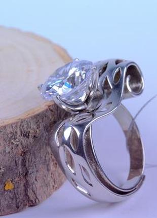 Кольцо серебряное с крупным фианитом 925 пробы.