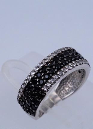 Кольцо серебряное с черно-белыми фианитами 925 пробы арт. 00900