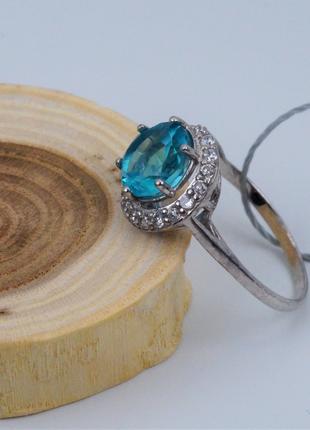 Кольцо серебряное с голубым кварцем и циркониями 925 пробы.