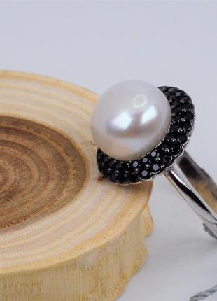 Кольцо серебряное "Грация" с белым жемчугом и черными циркония...