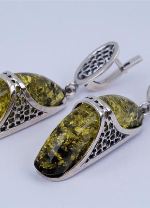 Серьги-подвески серебряные с зеленым янтарем 875 пробы.