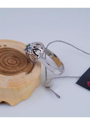 Серебряное кольцо с натуральным топазом и фианитами 925 пробы.