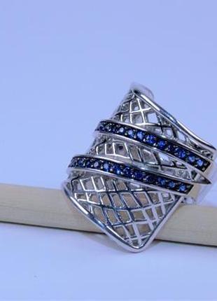 Кольцо серебряное с синими фианитами 925 пробы.