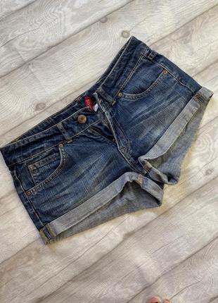 Короткі джинсові шорти divided