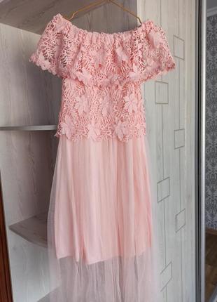 Розовое пудровое платье миди с открытыми плечами с кружевом и ...