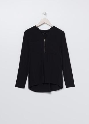 Продам чорну блузку з ефектним вирізом