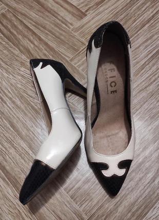 Шикарні білі з чорними вставками туфлі човники office london