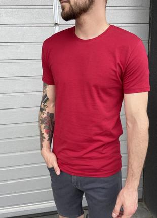 Базовая, яркая, стильная футболка красная