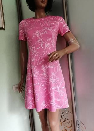 Нежно розовое платье с интересным принтом