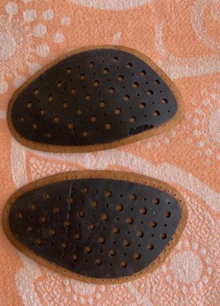 Шкіряні вставки у взуття проти натоптишів