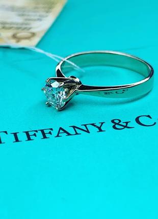 Каблучка в білому золоті з діамантом в стилі Tiffany.