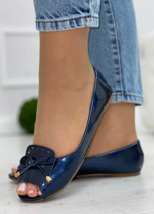 Балетки туфлі жіночі лаковані з відкритим носком, темно-сині, ...