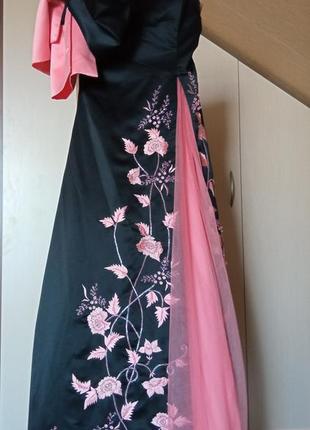 Довга вечірня атласна чорна сукня з рожевою квітковою вишивкою