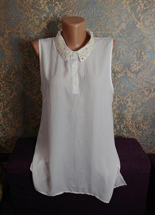 Женская белая блуза без рукавов с красивым жемчужным воротнико...