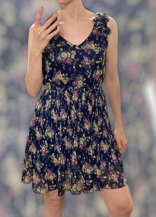 Шифоновое платье в цветочный принт с плиссированной юбкой