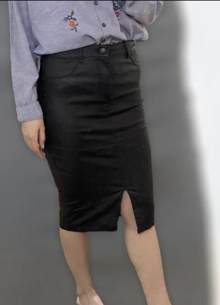 Чёрная юбка миди карандаш с кожаным напылением с разрезом