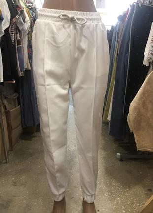 Белые прогулочные брюки , внизу на резинке