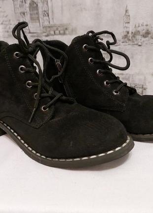 Черные короткие ботинки под замш, на замке и шнурках