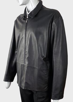 Черная кожаная классическая мужская куртка от бренда allen solly