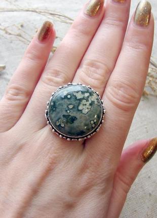 Кольцо с зеленой яшмой кольцом измельчения. цвет серебро