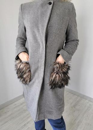 Класичне пальто з хутряними кишенями