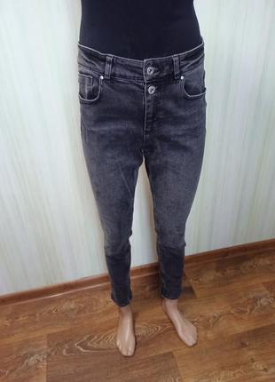 Серые джинсы zara. женские джинсы. модные джинсы. летние джинсы