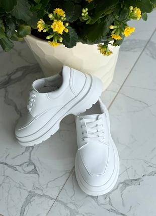 Туфлі жіночі шкіряні білого кольору на шнурках (Артикул 5703)