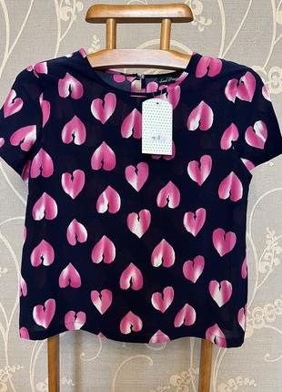 Очень красивая и стильная брендовая блузка в сердечках.