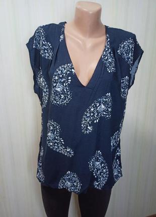 Блузка с v-вырезом из воздушной вискозной ткани. футболка женская