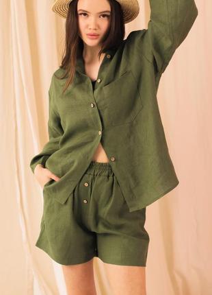 Зеленый костюм рубашка и шорты из натурального льна