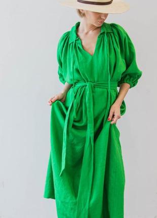Зеленое платье оверсайз с широкими рукавами и поясом в стиле б...