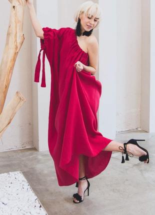 Красное платье оверсайз на одно плечо в стиле бохо из натураль...