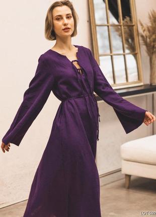 Фиолетовое платье оверсайз с рукавами-клеш и завязками на груд...
