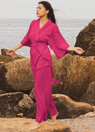Малиновый костюм кимоно с широкими рукавами из натурального льна