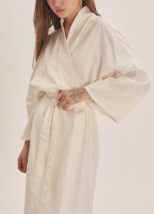 Белое платье на запах с широкими рукавами в стиле кимоно из на...
