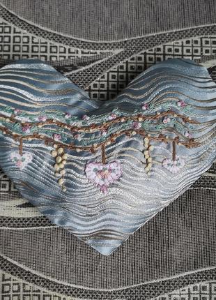 Подушка сердце с вышивкой ручной работы