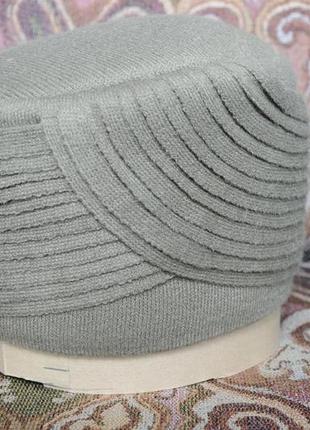 Зимова жіноча шапочка
