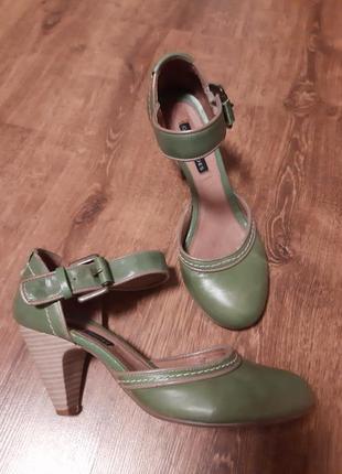 Зелені шкіряні туфельки
