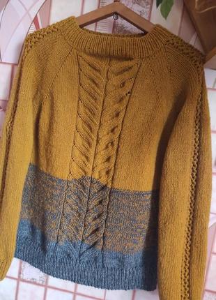 Объемный женский свитер горчичного цвета