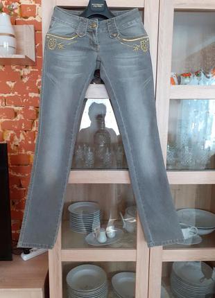 Суперовые с вышивкой джинсы misso