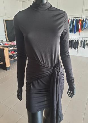 Коротка чорна сукня, міні плаття, платнс поясом