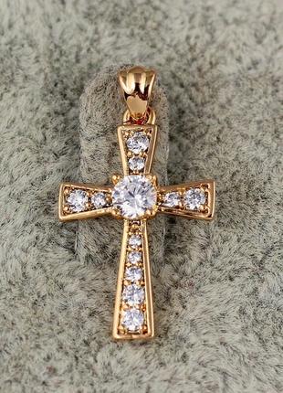 Крестик Xuping Jewelry с расширенными краями и крупным фианито...