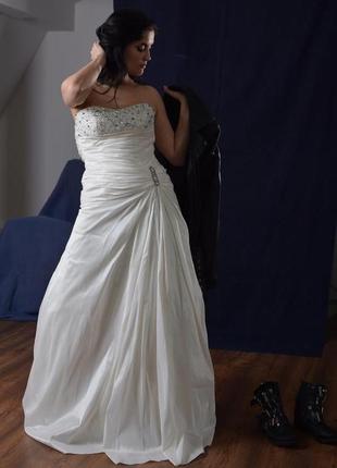 Весільне атласну сукню зі шлейфом