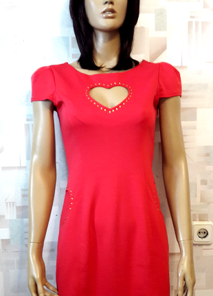 Стильное коралловое платье по фигурке с вырезом сердцем на груди