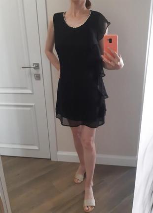 Платье короткое чёрное с воланом