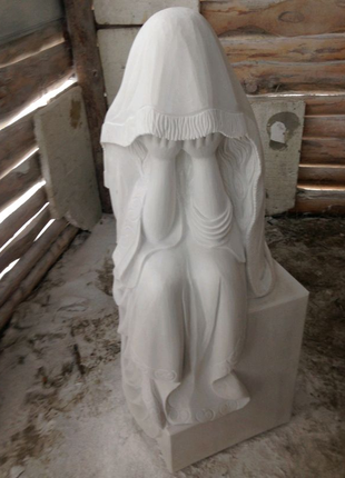 Скульптура из мрамора "скорбящая".