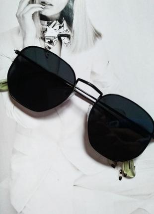 Солнцезащитные геометрические очки с цветной линзой Черный