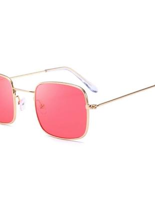 Солнцезащитные очки прямоугольные с цветной линзой красный