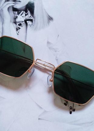 Солнцезащитные многоугольные очки с цветной линзой темно-зелёный